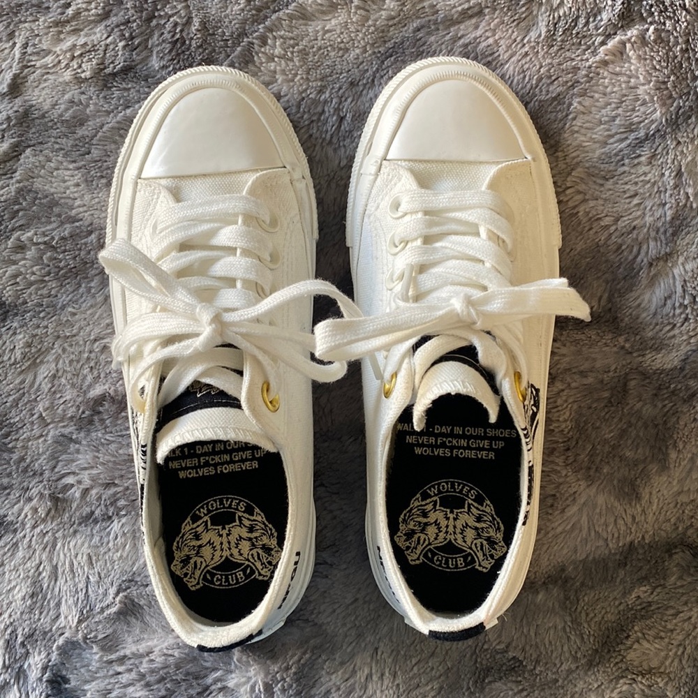 Walk 1 Day Darc Sport sneakers 🐺 Brand New ✨